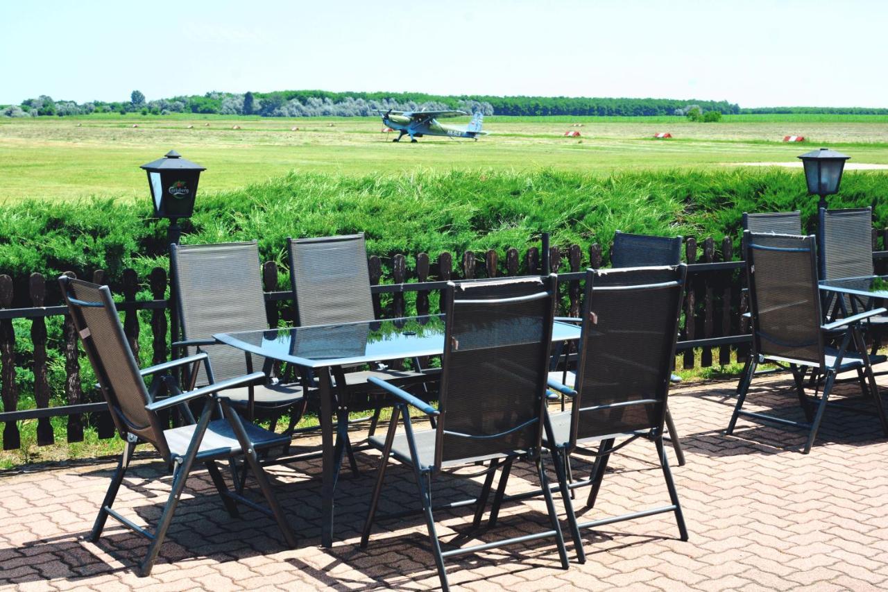 Matko Airport Es Elmenykoezpont Bed and Breakfast Εξωτερικό φωτογραφία